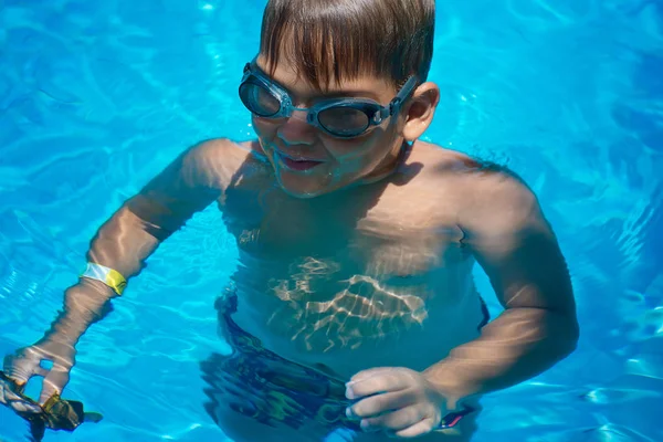 Ένα αγόρι, ένα παιδί που κολυμπά στην πισίνα σε μια ζεστή, καλοκαίρι ημέρα. Παι — Φωτογραφία Αρχείου