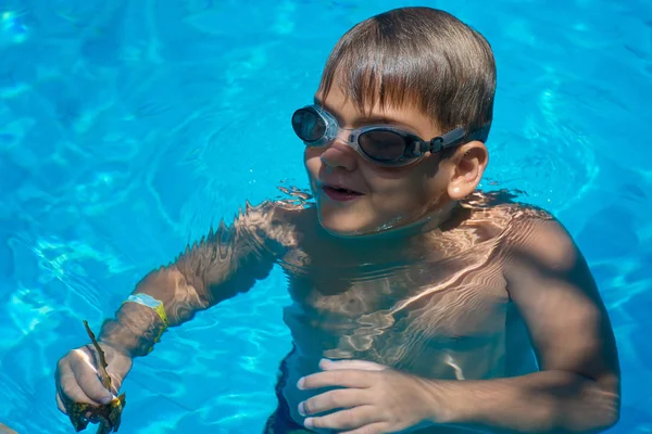 मुलगा, मुलगा उन्हाळ्याच्या दिवशी तलावामध्ये पोहतो. बालहू — स्टॉक फोटो, इमेज