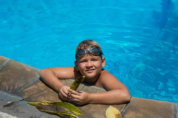 Ένα αγόρι, ένα παιδί που κολυμπά στην πισίνα σε μια ζεστή, καλοκαίρι ημέρα. Παι — Φωτογραφία Αρχείου