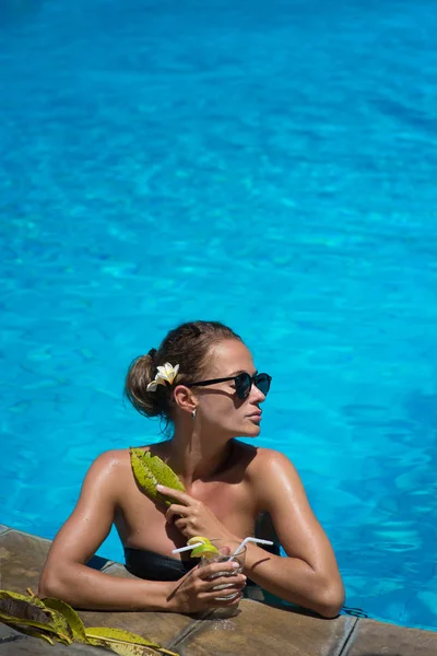 Κορίτσι, το μοντέλο στηρίζεται στην πισίνα σε μια ζεστή, καλοκαίρι ημέρα. St — Φωτογραφία Αρχείου