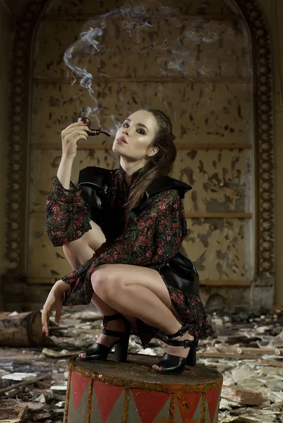 Güzel bir kız, bir modelde yaratıcı bir loca rafine bir kıyafet