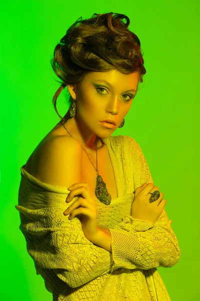 Bella, glamour, ragazza, modello in uno studio fotografico con colore f — Foto Stock