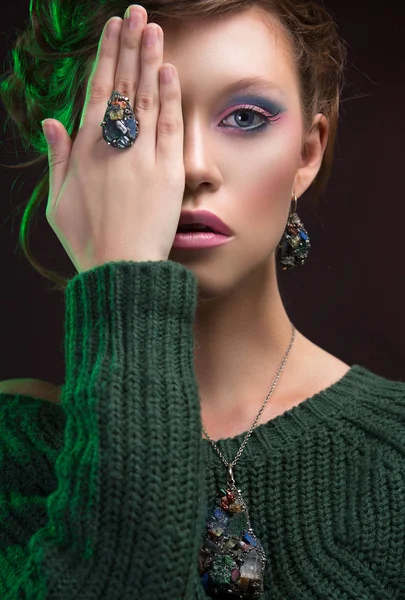 Bella, glamour, ragazza, modello in uno studio fotografico con colore f — Foto Stock