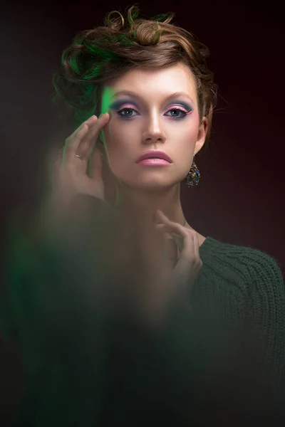 Bella, glamour, ragazza, modello in uno studio fotografico con colore f — Foto Stock