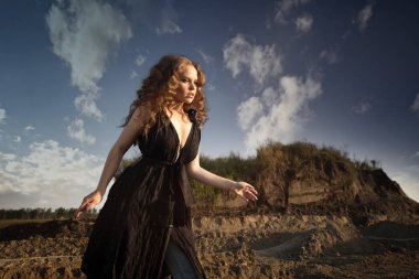 Güzel kız, bea çerçevede bir güneşli bir gün modelinde