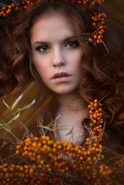 Güzel bir kız, bir model ile deniz topalak portresi. Stil,