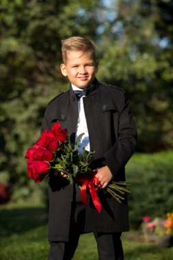 Bir çocuk portresi, bir buket çiçek ile bir öğrenci 