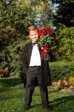 Bir çocuk portresi, bir buket çiçek ile bir öğrenci 