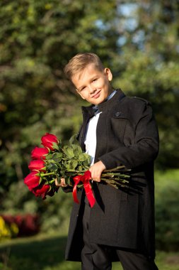 Bir çocuk portresi, bir buket çiçek ile bir öğrenci 