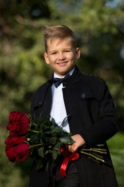 Bir çocuk portresi, bir buket çiçek ile bir öğrenci 