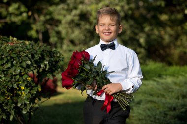 Bir çocuk portresi, bir buket çiçek ile bir öğrenci 