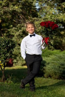 Bir çocuk portresi, bir buket çiçek ile bir öğrenci 