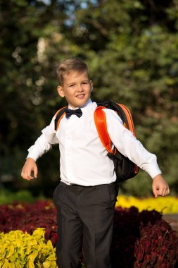 Bir çocuk, bir evrak çantası ile bir öğrenci, bir sırt çantası içinde t portresi