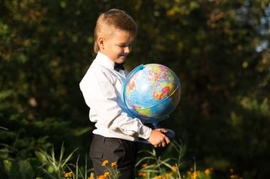 Bir çocuk portresi, Küre elinde bulunan bir okul çocuğu 