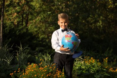 Bir çocuk portresi, Küre elinde bulunan bir okul çocuğu 