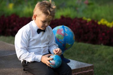 Bir çocuk portresi, Küre elinde bulunan bir okul çocuğu 