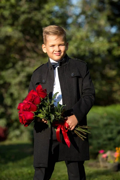 Bir çocuk portresi, bir buket çiçek ile bir öğrenci 