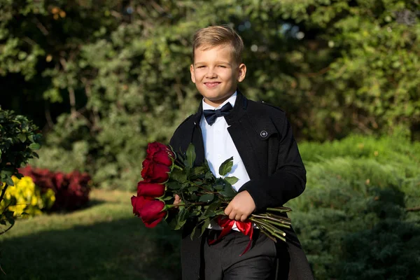 Bir çocuk portresi, bir buket çiçek ile bir öğrenci 