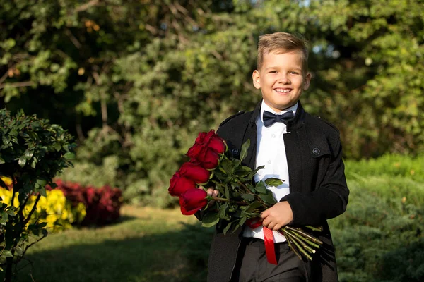 Bir çocuk portresi, bir buket çiçek ile bir öğrenci 