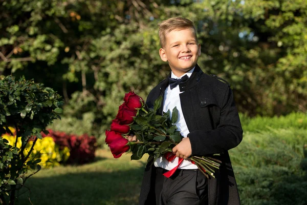 Bir çocuk portresi, bir buket çiçek ile bir öğrenci 