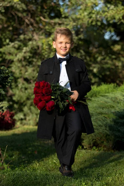 Bir çocuk portresi, bir buket çiçek ile bir öğrenci 