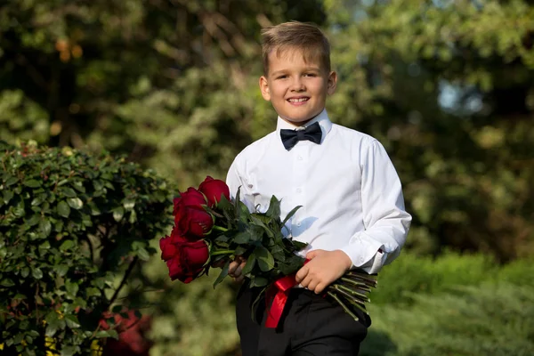 Bir çocuk portresi, bir buket çiçek ile bir öğrenci 