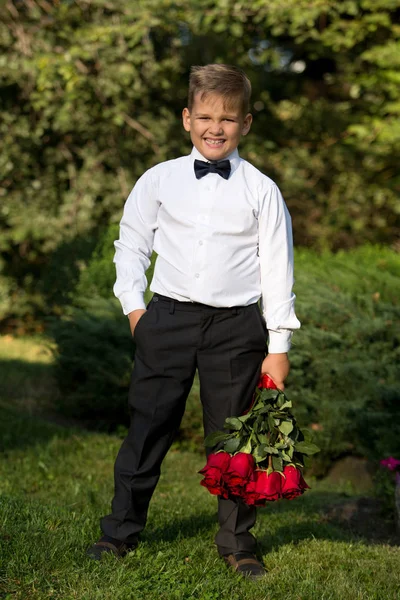 Bir çocuk portresi, bir buket çiçek ile bir öğrenci 