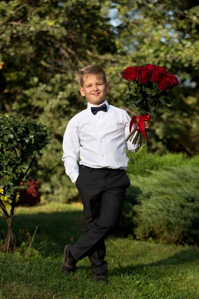 Bir çocuk portresi, bir buket çiçek ile bir öğrenci 