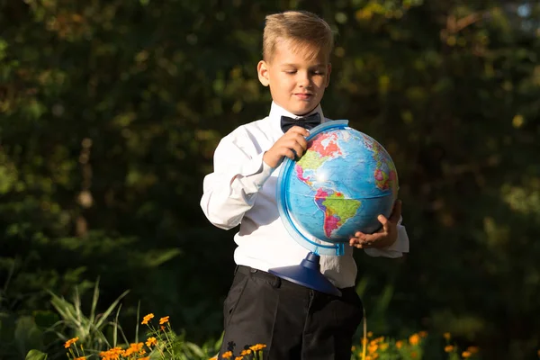 Bir çocuk portresi, Küre elinde bulunan bir okul çocuğu 