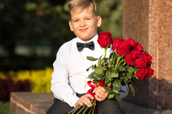 Bir çocuk portresi, bir buket çiçek ile bir öğrenci 