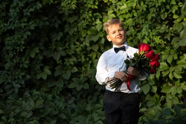 Bir çocuk portresi, bir buket çiçek ile bir öğrenci 