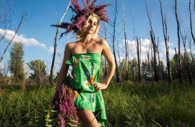 Kız, bir çelenk t geziniyor güneşli bir çiçek modeli