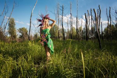 Kız, bir çelenk t geziniyor güneşli bir çiçek modeli