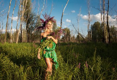 Kız, bir çelenk t geziniyor güneşli bir çiçek modeli