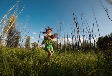 Kız, bir çelenk t geziniyor güneşli bir çiçek modeli