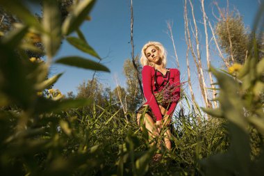 Kız, bir çelenk t geziniyor güneşli bir çiçek modeli