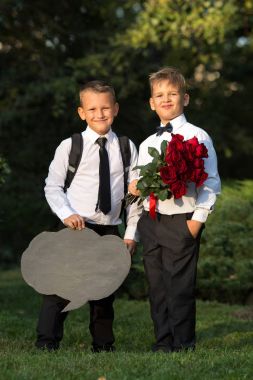 İki erkek arkadaş, okul çocukları ile fl buket portresi