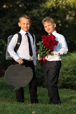 İki erkek arkadaş, okul çocukları ile fl buket portresi