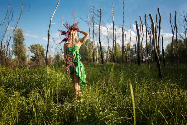 Kız, bir çelenk t geziniyor güneşli bir çiçek modeli