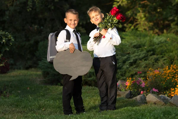 İki erkek arkadaş, okul çocukları ile fl buket portresi