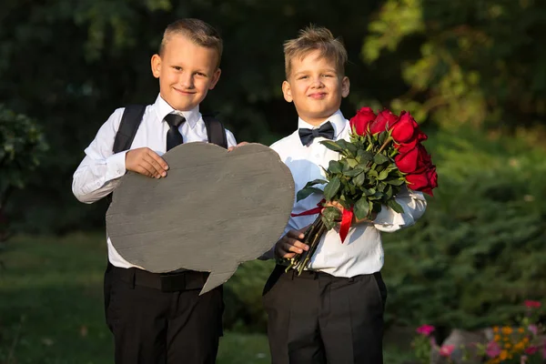 İki erkek arkadaş, okul çocukları ile fl buket portresi