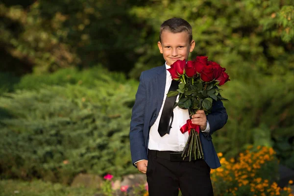 Bir çocuk portresi, bir buket çiçek ile bir öğrenci 