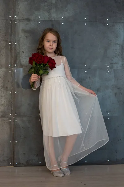 Menina, modelo com um buquê de flores em um belo interior st — Fotografia de Stock