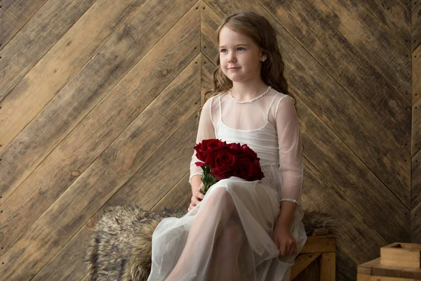Menina, modelo com um buquê de flores em um belo interior st — Fotografia de Stock