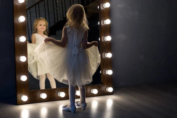 Uma menina, uma criança, um modelo em um vestido bonito está ao lado do — Fotografia de Stock