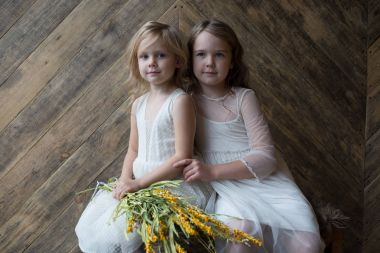 İki kız, kız, kız kardeşler, f ile fotoğraf stüdyosu modellerinde