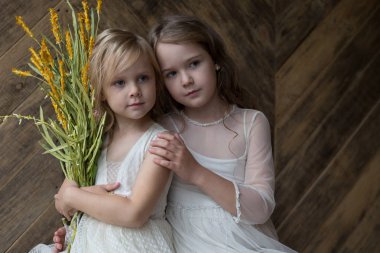 İki kız, kız, kız kardeşler, f ile fotoğraf stüdyosu modellerinde