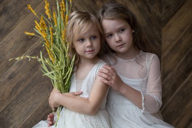 İki kız, kız, kız kardeşler, f ile fotoğraf stüdyosu modellerinde