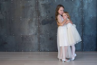 İki kız, kız, kız kardeşler, f ile fotoğraf stüdyosu modellerinde