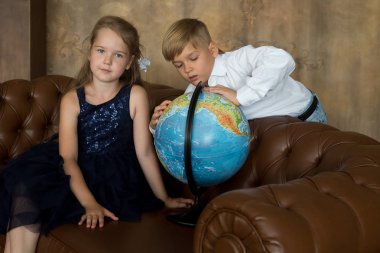 Bir erkek ve bir kız sınıfta, okulda, globe adlı bak.